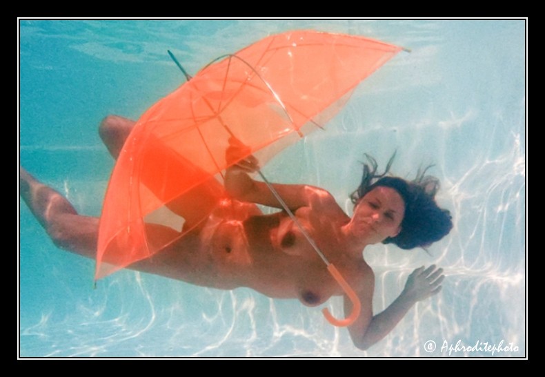055 Le parapluie orange